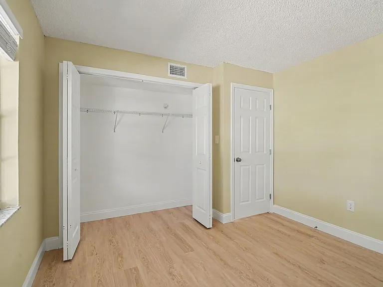 2290-2296 Fox Hollow Dr — Photo 14