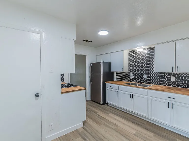 7516 Olusta Dr — Photo 8