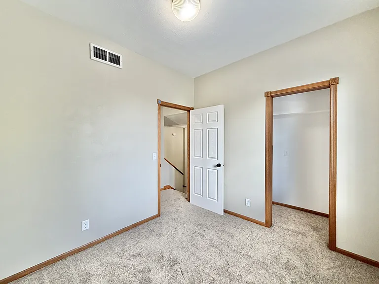 418 Caroline St N — Photo 18