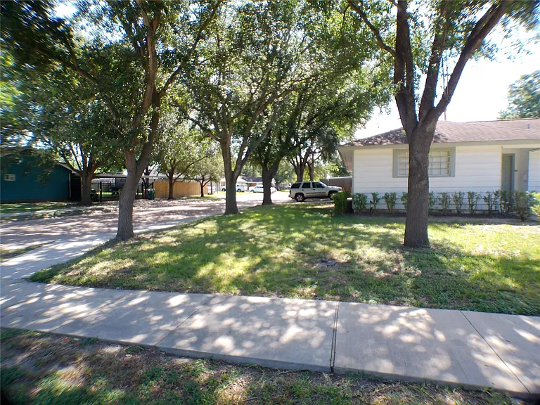 1301 Glenmore Dr — Photo 29