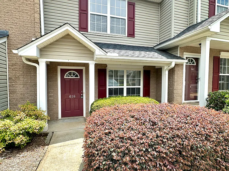 616 Graythorn Ln — Photo 2