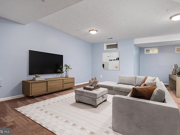 4th image of 923 Deerberry Ct