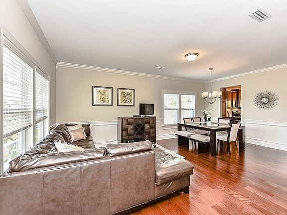 4th image of 1043 Jasmine Dr