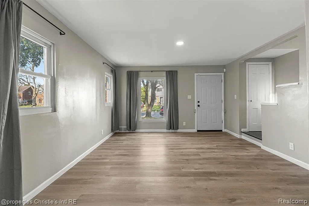 2 bed, 1.0 bath, 1100 sqft, $1,250 — Photo 3