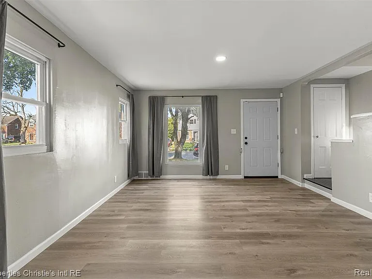 10838 Nottingham Rd — Photo 4