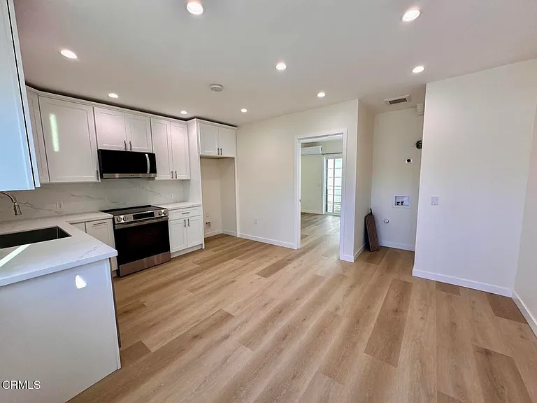 17451 Keswick St #17451 — Photo 4