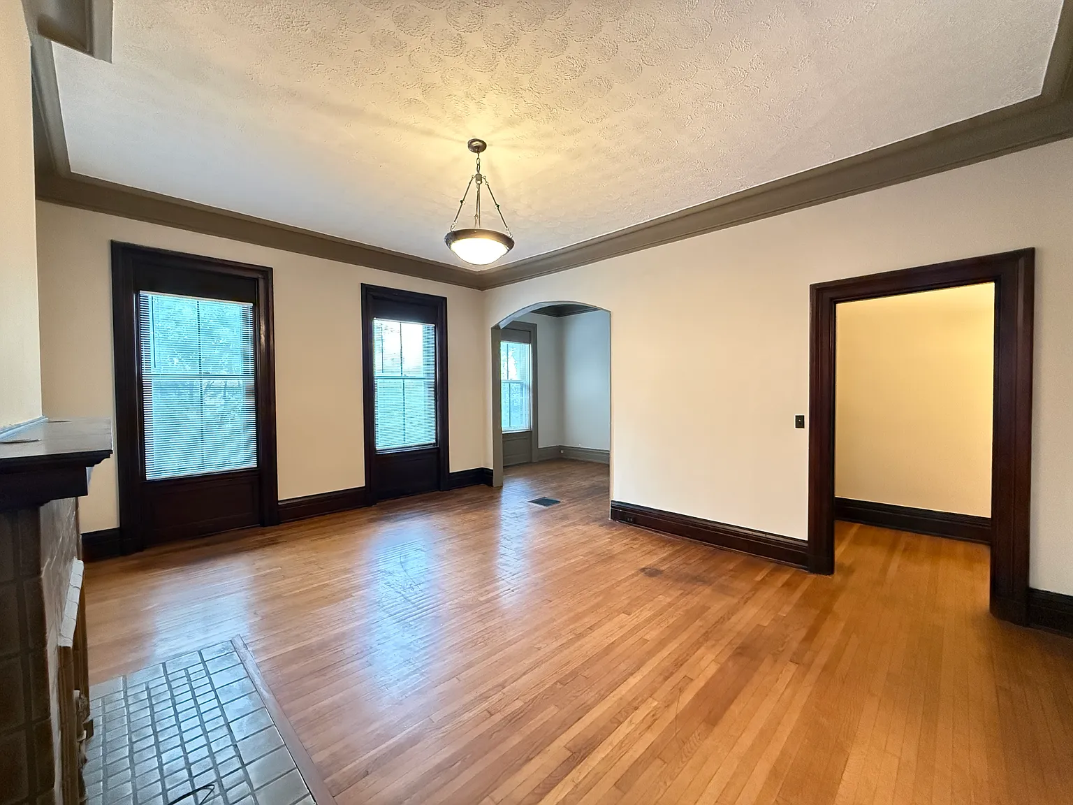3 bed, 3000 sqft, $2,100 — Photo 4
