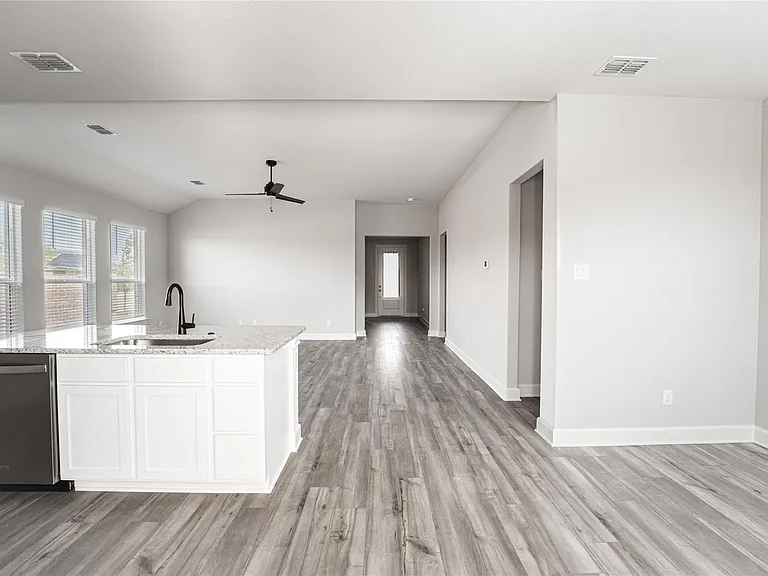 905 Calhoun Dr — Photo 4