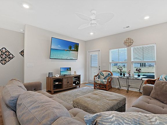 3rd image of 3061 Sistine St.