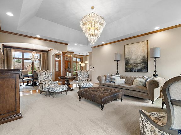 5th image of 217 E Pinehurst Dr