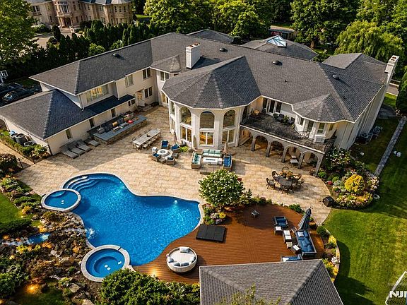 3rd image of 14 E Hill Court