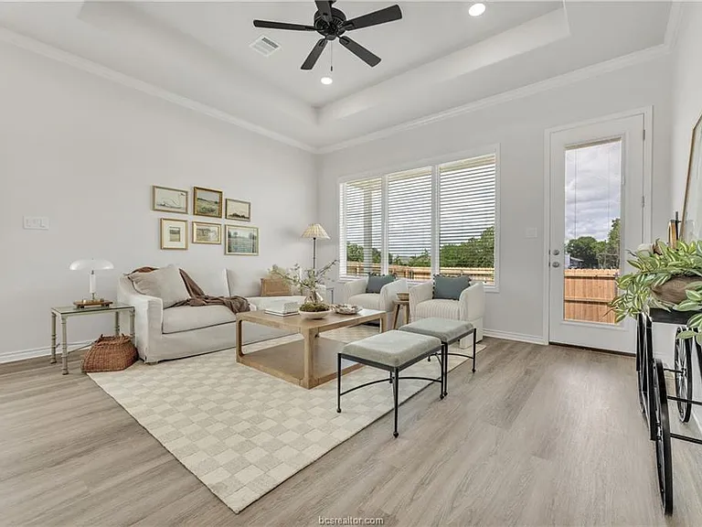 2545 Leyla Ln — Photo 10