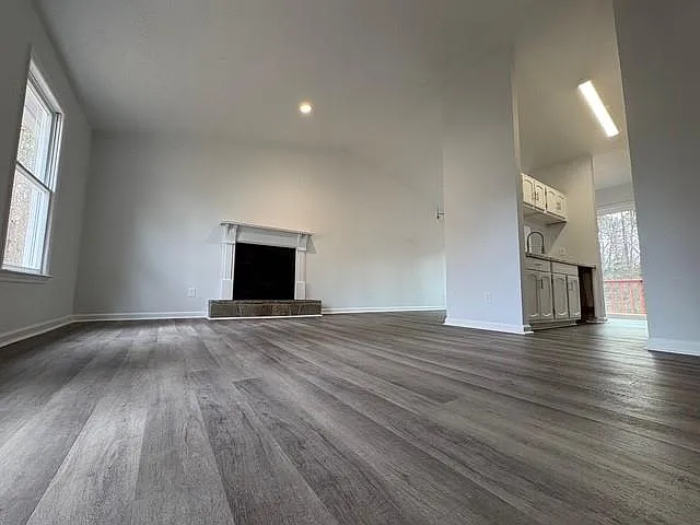 4 bed, 2.0 bath, 1964 sqft, $2,000 — Photo 2