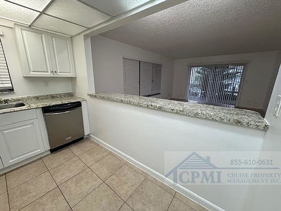 4th image of 110 Isle Of Venice Dr APT 1