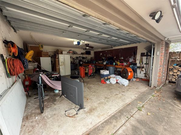 126 Catalpa St, Lake Jackson, TX 77566