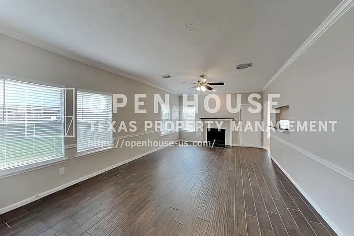 4 bed, 2.5 bath, 1932 sqft, $2,350 — Photo 4