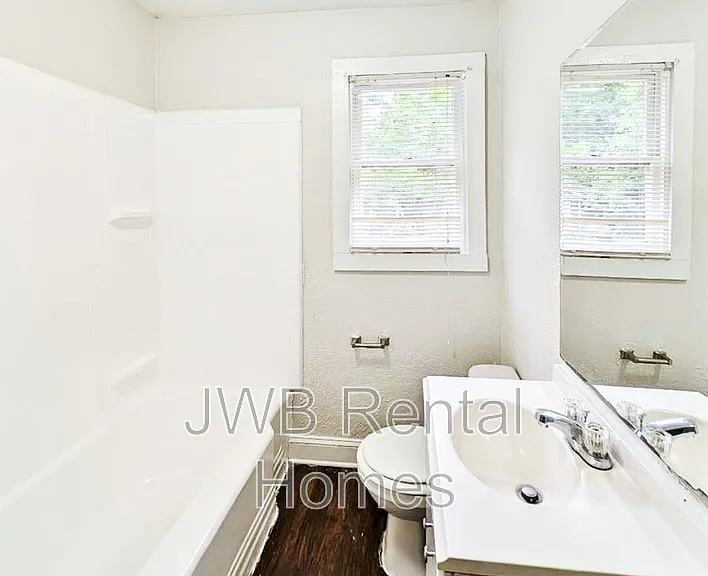 2053 Baldwin St — Photo 10