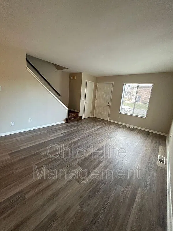 2 bed, 1.5 bath, 975 sqft, $1,200 — Photo 2