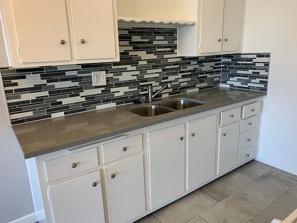 NOT ACTUAL UNIT. (similar lay out) - Double sink and lots of cupboard space