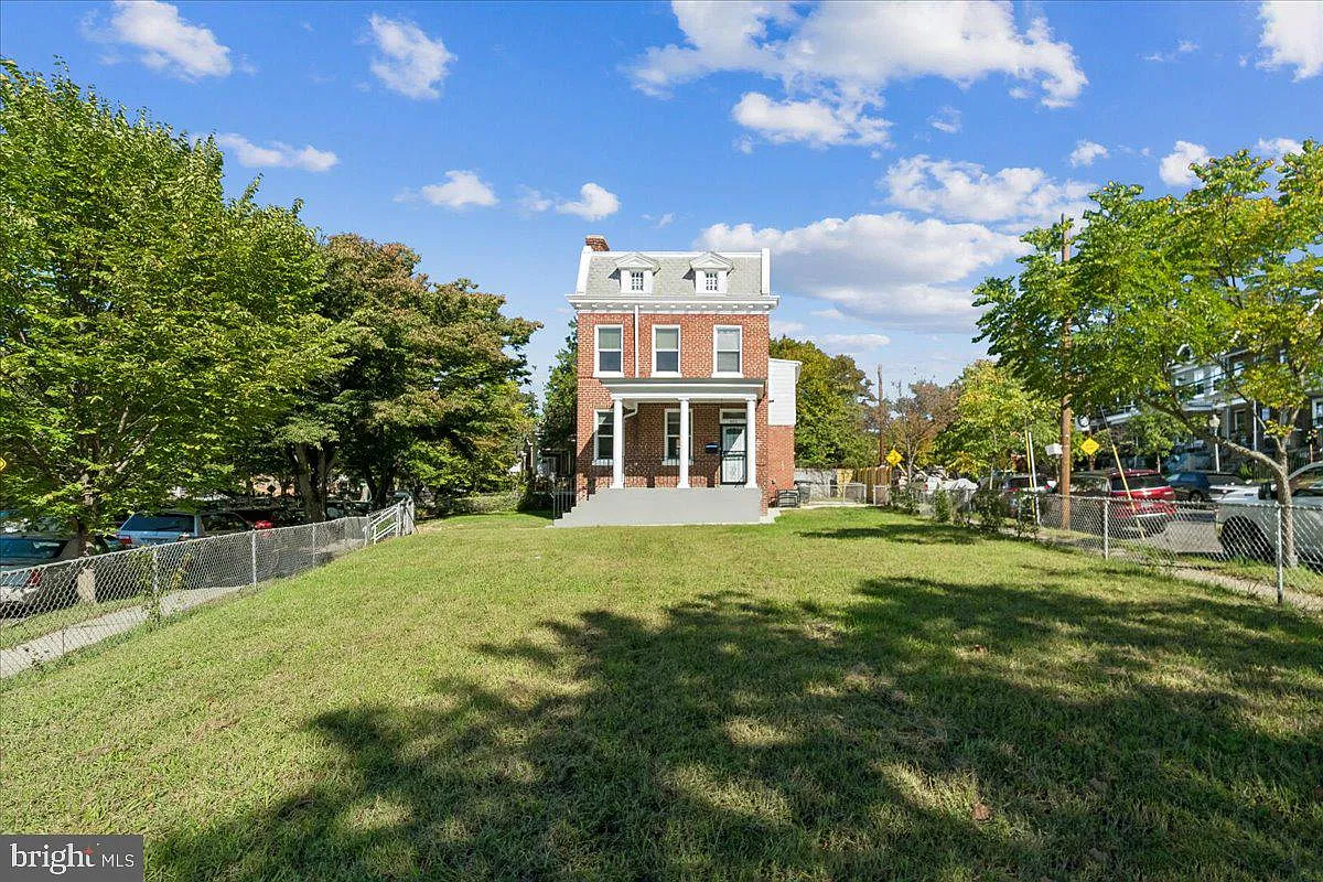 5 bed, 2.5 bath, 1907 sqft, $4,000 — Photo 4