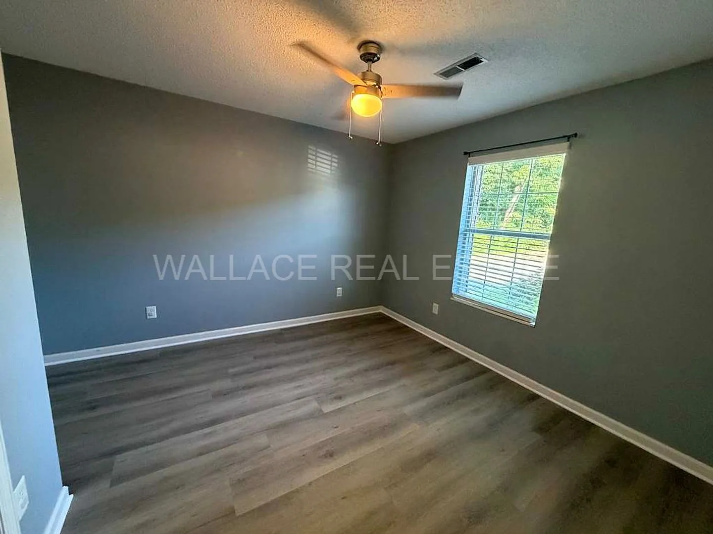 End Unit 2 Bedroom, 2 Bath Condo In Powell In Brockton Place!! — Photo 2
