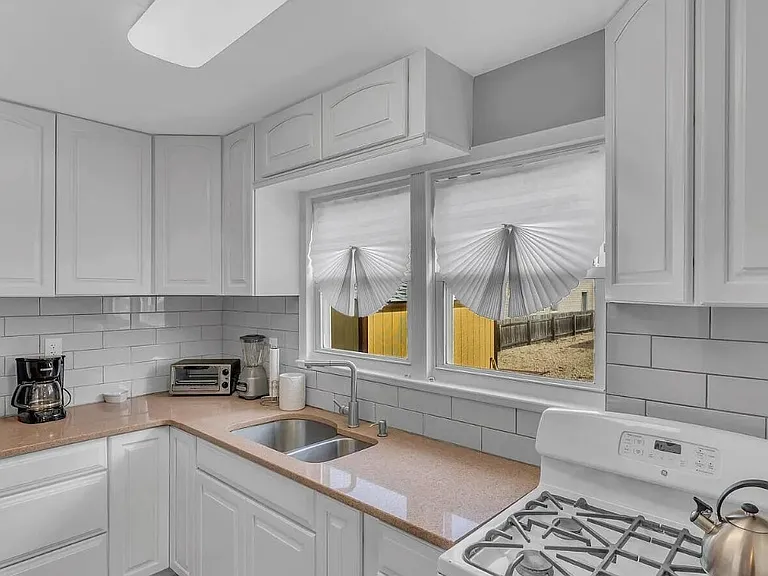 58 Farragut Ave #A — Photo 17