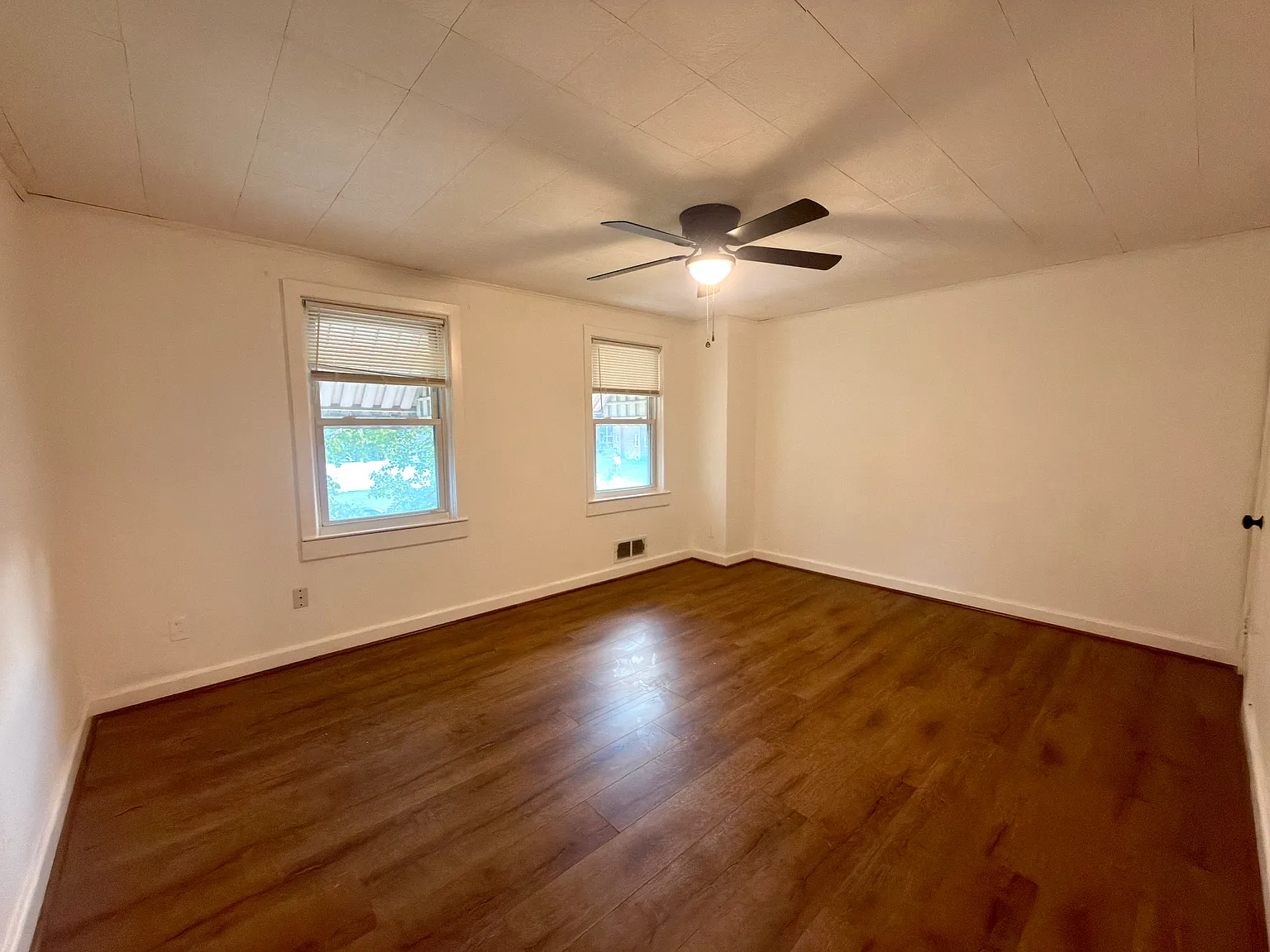 3 bed, 1300 sqft, $2,100 — Photo 4