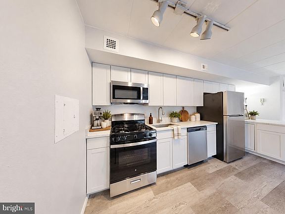 3rd image of 2616 Fort Farnsworth Rd #245