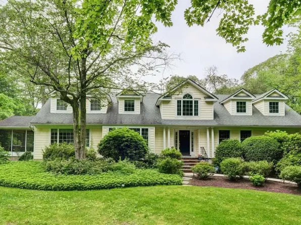 36 Wildwood Rd, Woodcliff Lake, NJ 07677