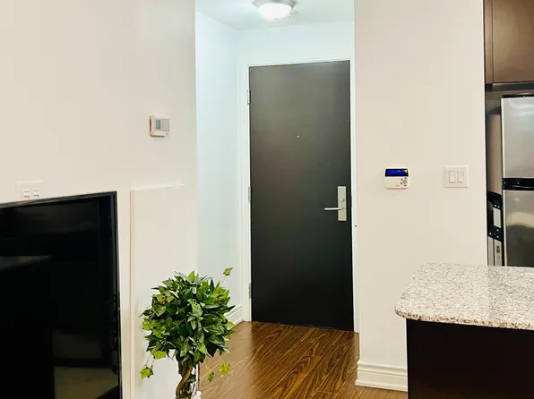 4033 Hurontario St APT 312, Mississauga, ON L4Z 0B8
