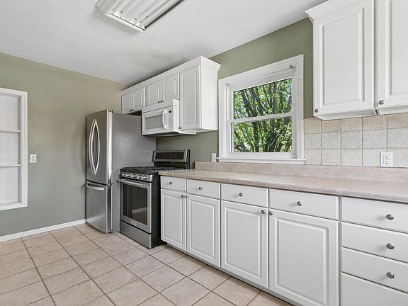4th image of 1700 Langley Ave