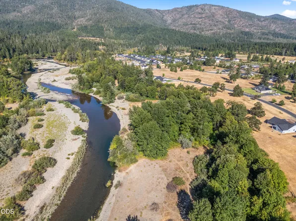 597 E Forks Cir #21, Cave Junction, OR 97523
