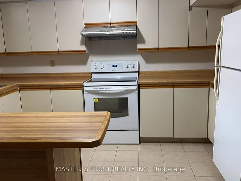 481 Luzon Cres — Photo 2