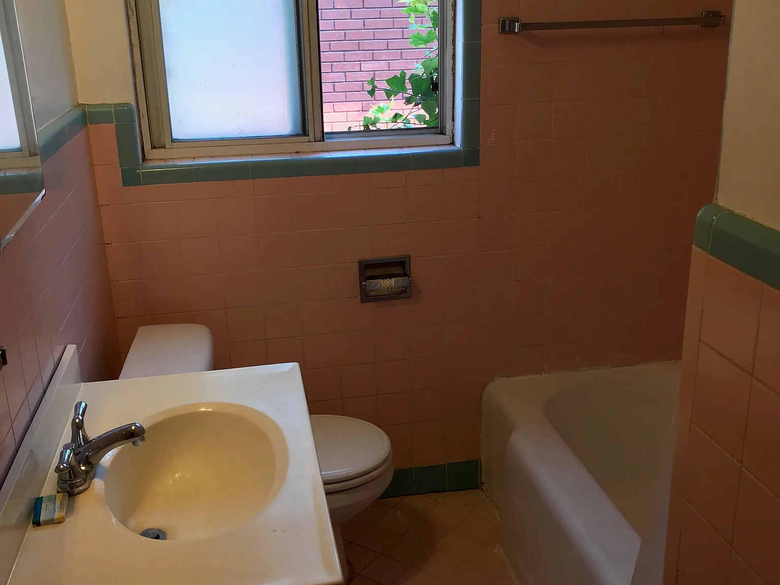 5 bed, 1675 sqft, $3,200 — Photo 4