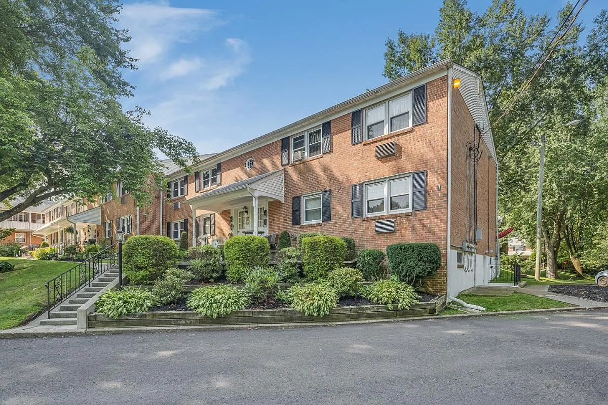 2 bed, 986 sqft, $1,900 — Photo 1
