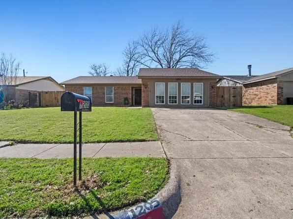 1205 N Knowles Dr, Saginaw, TX 76179