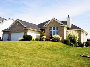 201 Starfire Rd, Poplar Grove, IL 61065