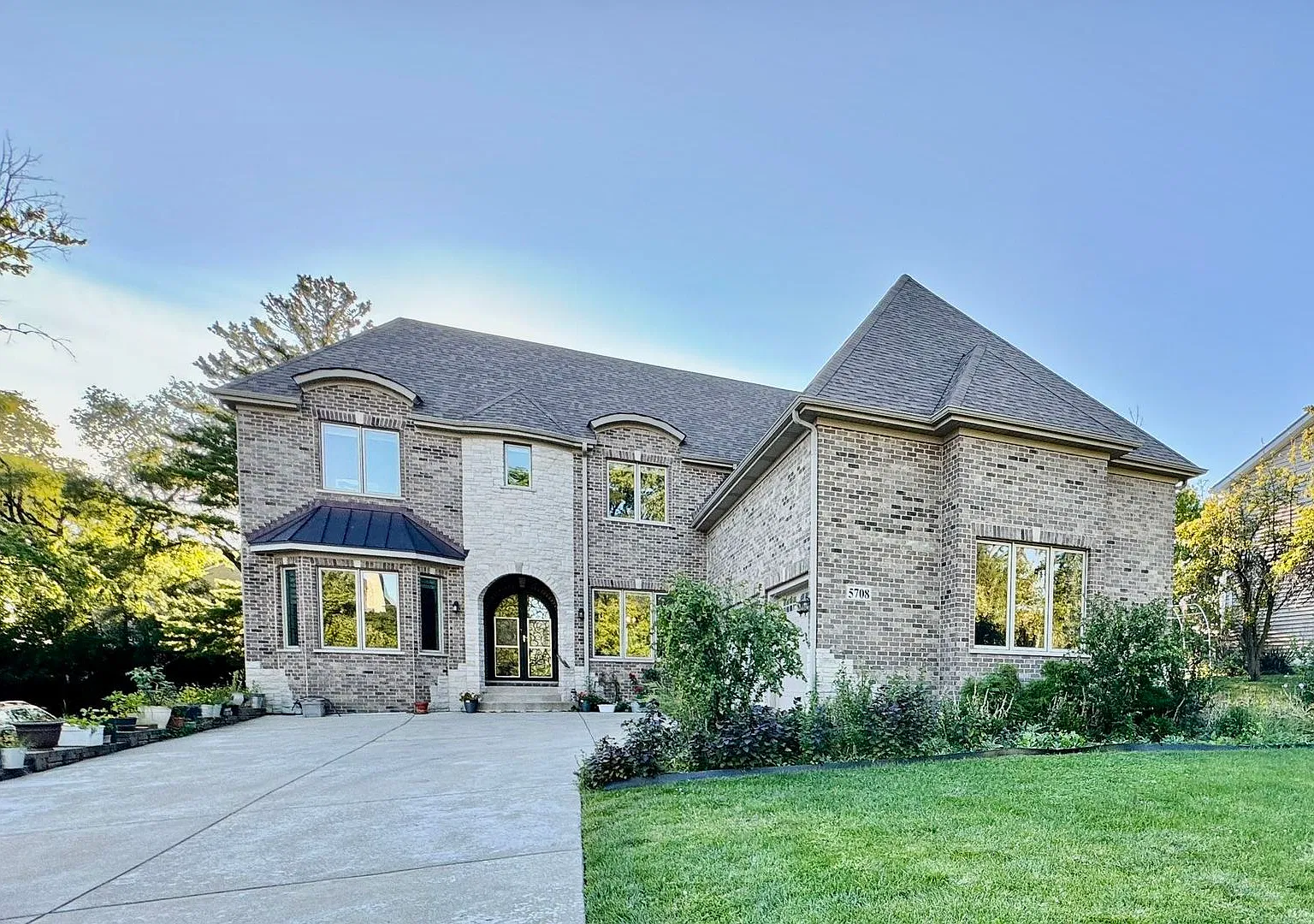 6 bed, 5.5 bath, 6000 sqft, $7,500 — Photo 1