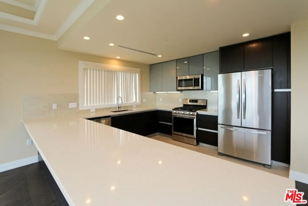 2 bed, 2.5 bath, 1837 sqft, $8,200 — Photo 2