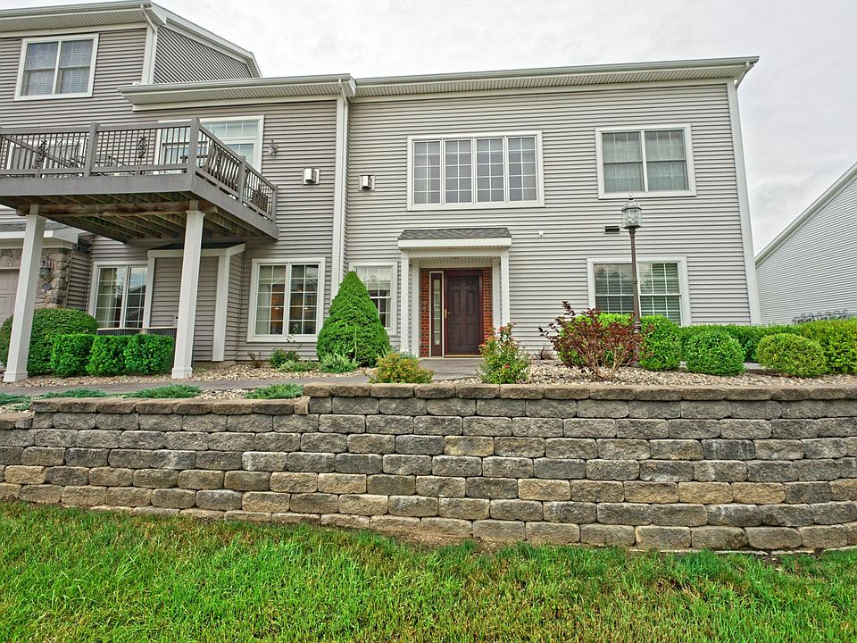 Beautiful first floor condo w/ front patio, close to shopping and in Niskayuna Schools!