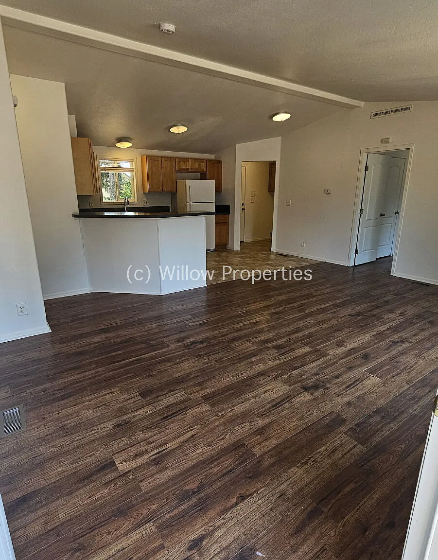 3 bed, 2.0 bath, 1012 sqft, $2,100 — Photo 2