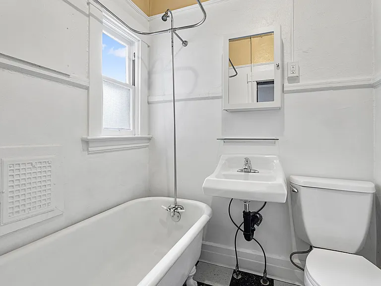 1 Bedroom with den close to SW! Walking distance to Providence Park! — Photo 15