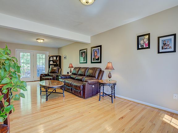 2nd image of 1924 Connors Ct