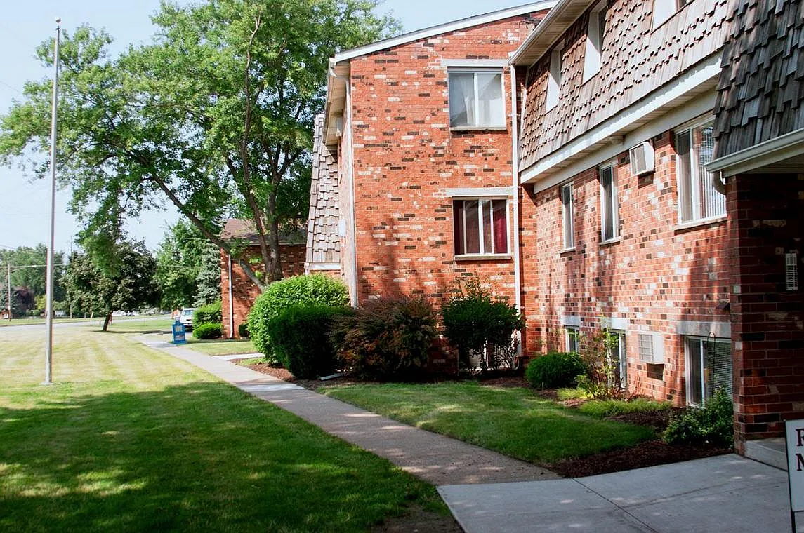 Foster Garden Apartments — Photo 4