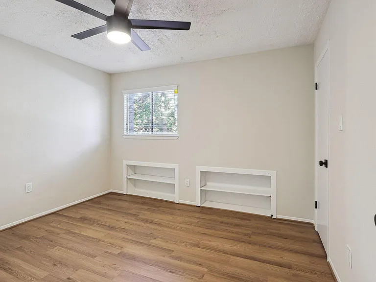 68 NE Yewleaf Rd — Photo 15