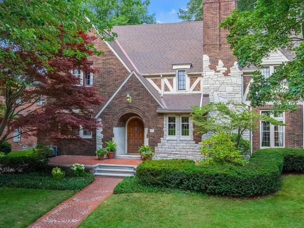 852 Whittier Rd, Grosse Pointe Park, MI 48230