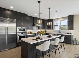 20 Goldfinch Dr, Upper Saddle River, NJ 07458