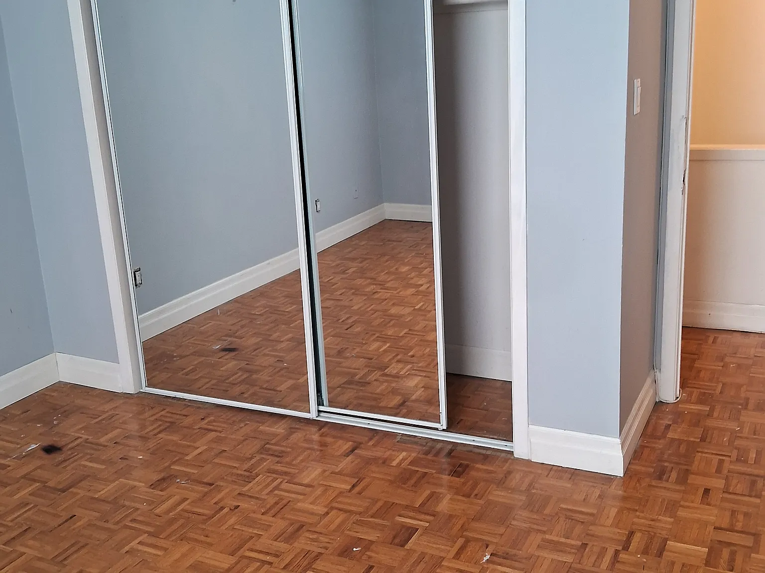 1421 Dundas St W — Photo 4