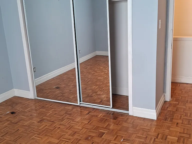 1421 Dundas St W — Photo 4