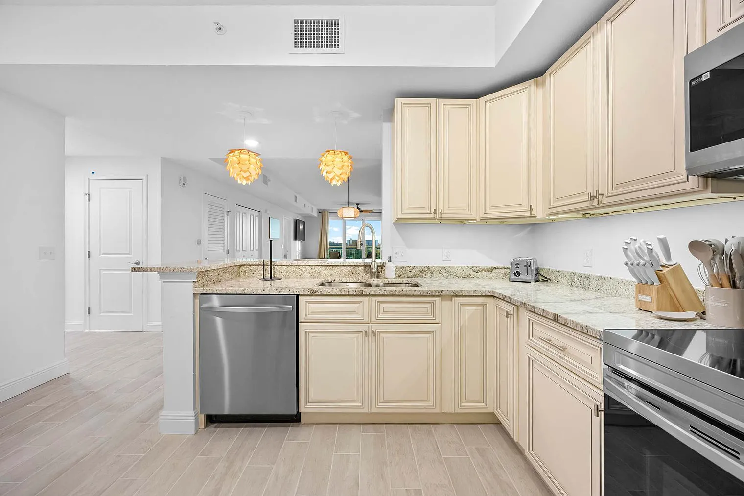 2 bed, 2.0 bath, 1323 sqft, $3,361 — Photo 4